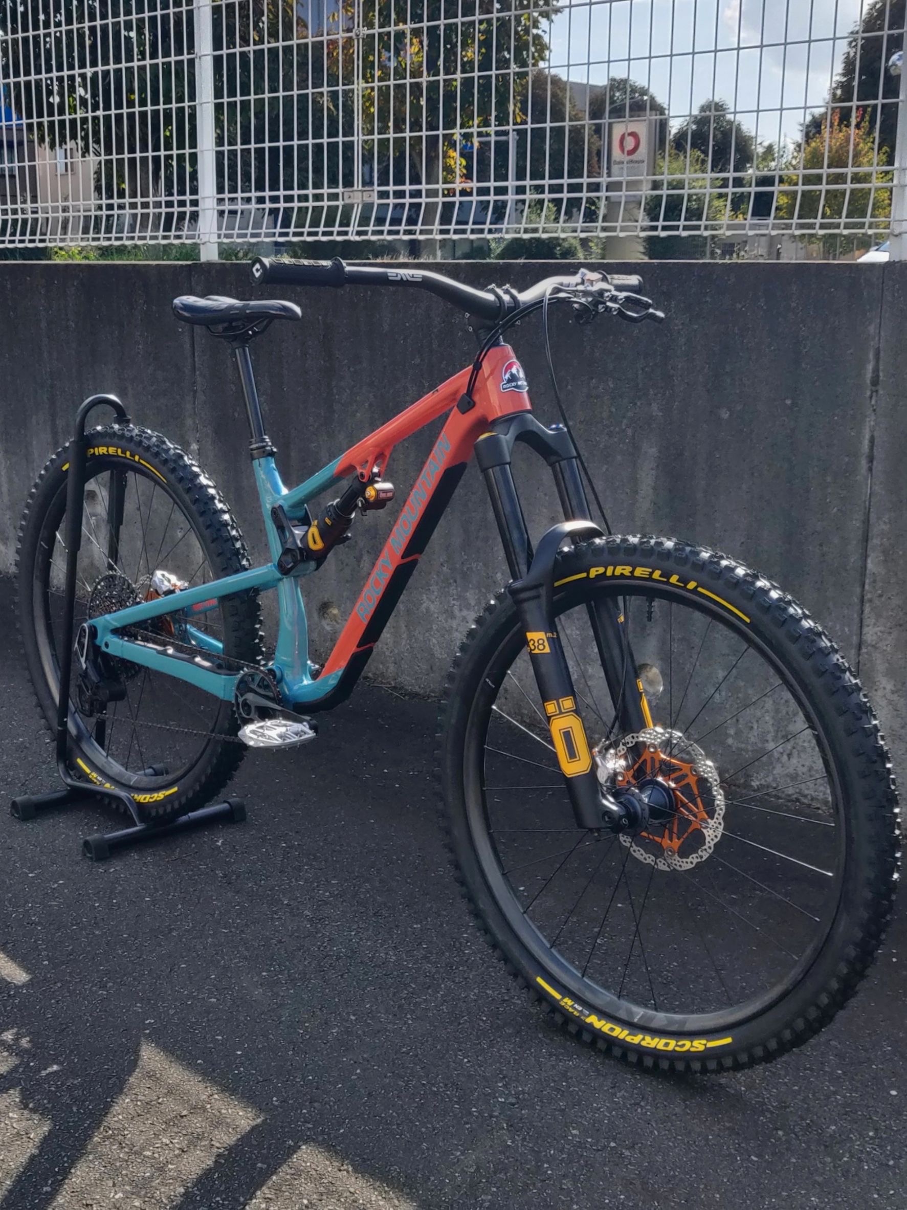 片手で自転車に乗る | TAS CYCLE – タスサイクル